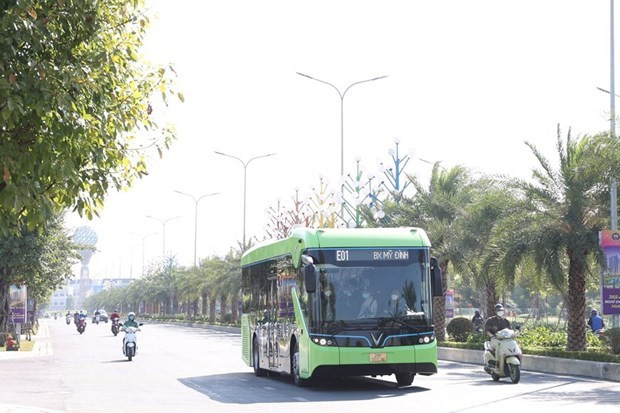 Xe buýt điện ở Hà Nội. (Nguồn: Vietnam+) Đặt mục tiêu 100% xe buýt thay thế, đầu tư mới sử dụng năng lượng xanh ảnh 1