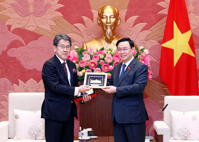 Chủ tịch Quốc hội Vương Đình Huệ tặng quà lưu niệm Chủ tịch Hội đồng Quản trị Ngân hàng Hợp tác quốc tế Nhật Bản (JBIC) Tadashi Maeda. (Ảnh: Doãn Tấn/TTXVN) JBIC hỗ trợ Việt Nam thực hiện mục tiêu cam kết tại COP26 ảnh 1