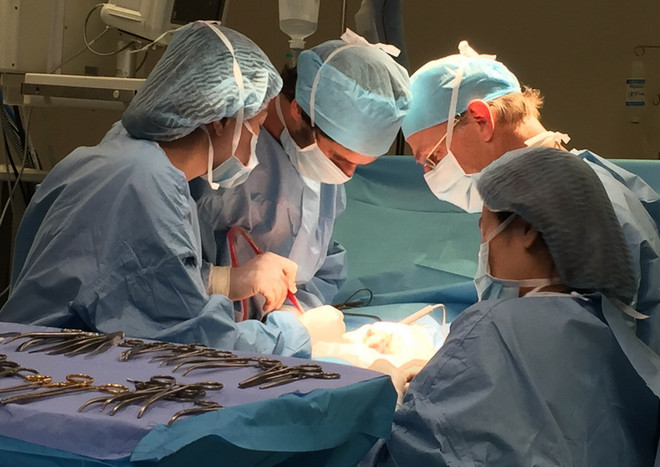 Phẫu thuật tái tạo xương hàm mặt từ xương mác dưới chân bệnh nhân ảnh 1