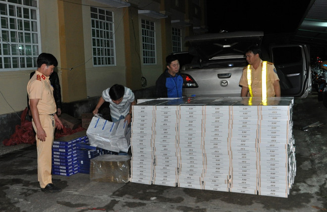 Cảnh sát giao thông bắt giữ vụ vận chuyển hơn 1.200 bao thuốc lá lậu ảnh 1