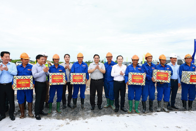 Thủ tướng Phạm Minh Chính tặng quà cho công nhân thi công thi công tại Nút giao Lộ Tẻ-Rạch Sỏi, xã Thạnh Tiến, huyện Vĩnh Thạnh, Cần Thơ. (Ảnh: Dương Giang/TTXVN) ttxvn_cao toc chau doc_can tho_soc trang (4).jpg