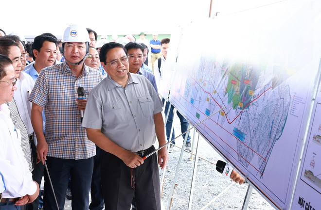 Thủ tướng Phạm Minh Chính kiểm tra Dự án Cao tốc Châu Đốc-Cần Thơ-Sóc Trăng. (Ảnh: Dương Giang/TTXVN) ttxvn_cao toc chau doc_can tho_soc trang (1).jpg