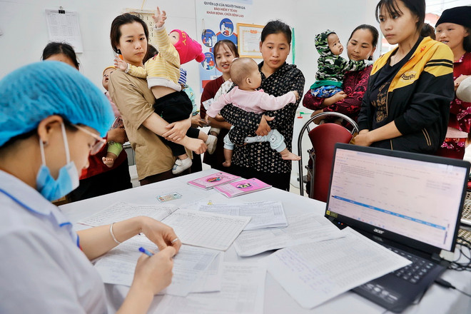 Việc tiêm vaccine phòng bệnh bạch hầu đã được triển khai trong Chương trình Tiêm chủng Mở rộng từ năm 1985. Hiện nay, vaccine có chứa thành phần bạch hầu đã triển khai tiêm trong chương trình với 3 liều để tạo miễn dịch cơ bản cho trẻ dưới 1 tuổi và 1 liều nhắc lại khi trẻ 18-24 tháng tuổi. (Ảnh: Minh Quyết/TTXVN) ttxvn_tiem vaccine bach hau.jpg