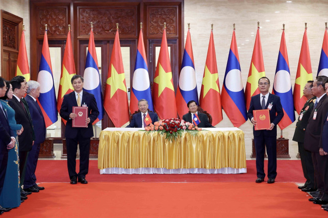 Chủ tịch nước Tô Lâm và Tổng Bí thư, Chủ tịch nước Lào Thongloun Sisoulith chứng kiến Lễ trao các văn kiện hợp tác. (Ảnh: Nhan Sáng/TTXVN) ttxvn_vietnam_lao 3.jpg