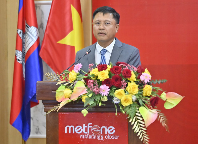 Tổng Giám đốc Metfone Cao Mạnh Đức báo cáo với Chủ tịch nước về tình hình hoạt động của công ty. metfone 4.jpg