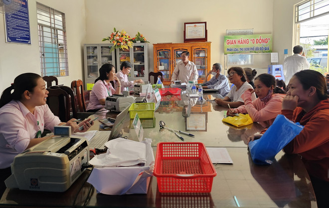 Phòng giao dịch Ngân hàng Chính sách Xã hội huyện Mỏ Cày Bắc (Bến Tre) giải ngân vốn cho người dân tại xã Tân Thành Bình. (Ảnh: Chương Đài/TTXVN) ttxvn_tin dung ben tre 2.jpg