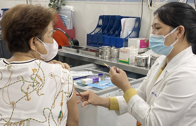 Nhiều người dân tìm đến Viện Pasteur Thành phố Hồ Chí Minh tiêm vaccine phòng bệnh bạch hầu. (Ảnh: Đinh Hằng/TTXVN) ttxvn_tiem vaccine 2.jpg
