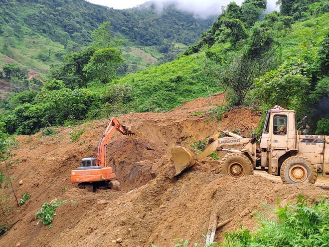 Huy động phương tiện gấp rút đào bới, tìm kiếm nạn nhân bị vùi lấp. (Ảnh: Đức Thọ/TTXVN) ttxvn_vui lap xe khach 4.jpg