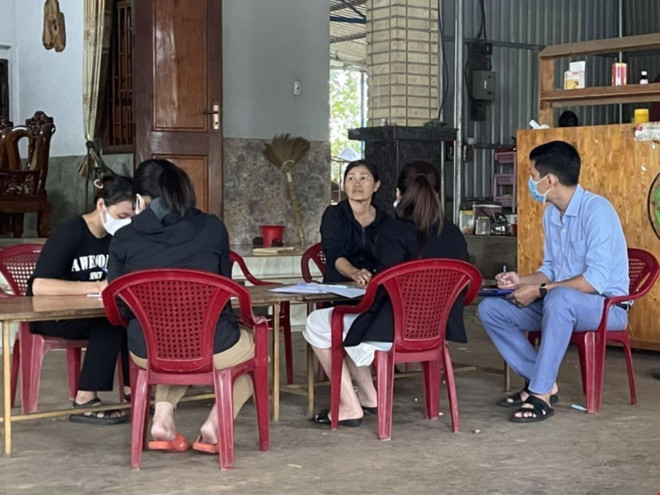 Điều tra, giám sát tại ổ dịch sởi tại huyện Cư Kuin, tỉnh Đắk Lắk. (Ảnh: TTXVN phát) ttxvn_benh soi 2.jpg