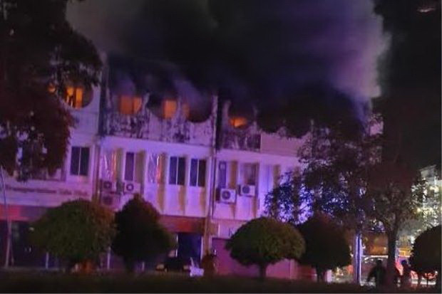 Liều mình nhảy xuống từ tầng 3 tòa nhà bị cháy, 4 người thương vong ảnh 1