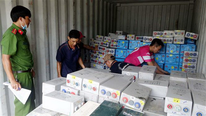 Phát hiện vụ vận chuyển hơn 28 tấn bình ắc quy đã qua sử dụng ảnh 1