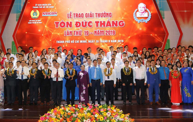 Lãnh đạo Tổng Liên đoàn Lao động Việt Nam và Thành phố Hồ Chí Minh với các gương điển hình nhận Giải thưởng Tôn Ðức Thắng năm 2019. (Ảnh: Thanh Vũ/TTXVN) Trao giải thưởng Tôn Đức Thắng cho 10 công nhân, kỹ sư tiêu biểu ảnh 1