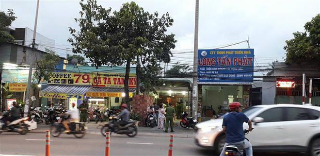 Lực lượng công an khám xét nơi ở và công ty của Nguyễn Tấn Lương. (Ảnh: Sỹ Tuyên/TTXVN) Thông tin mới về vụ giang hồ vây xe chở công an ở Đồng Nai ảnh 1