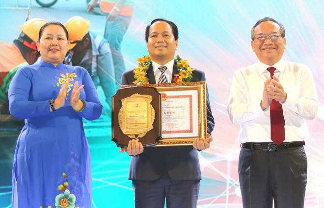 Lãnh đạo Thành phố Hồ Chí Minh trao Giải thưởng Tôn Ðức Thắng năm 2019 cho kỹ sư Bùi Văn Trường, Trưởng phòng Quản lý vận hành hệ thống thoát nước mưa Công ty trách nhiệm hữu hạn Một thành viên Thoát nước đô thị Thành phố Hồ Chí Minh. (Ảnh: Thanh Vũ/TTXVN) Trao giải thưởng Tôn Đức Thắng cho 10 công nhân, kỹ sư tiêu biểu ảnh 2