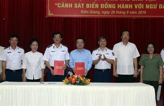 Ký kết chương trình 'Cảnh sát biển đồng hành với ngư dân' ở Kiên Giang ảnh 1