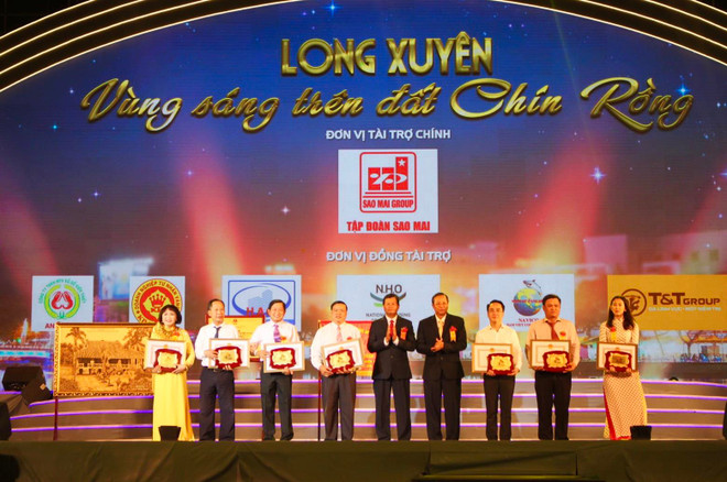 Tỉnh An Giang tặng Bằng khen cho các đơn vị đóng góp cho sự phát triển của thành phố Long Xuyên. (Ảnh: Thanh Sang/TTXVN) Phát triển Long Xuyên xứng tầm đô thị kiểu mẫu của khu vực ĐBSCL ảnh 1