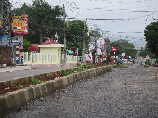 Vướng mặt bằng, đoạn đường Trường Chinh này mới chỉ hoàn thiện được một bên. (Ảnh: Dư Toán/TTXVN) ttxvn_duong truong chinh kon tum 2.jpg
