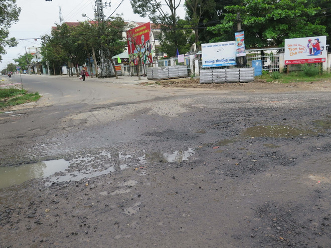 Làm dang dở, đường Trường Chinh (thành phố Kon Tum) xuất hiện nhiều ổ gà, gây nhiều khó khăn cho các phương tiện lưu thông. (Ảnh: Dư Toán/TTXVN) ttxvn_duong truong chinh kon tum 3.jpg