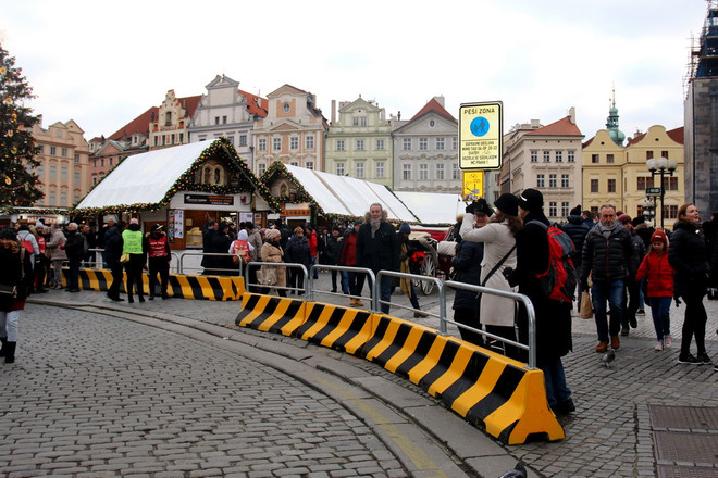 Ngắm cây thông Noel Nữ hoàng tại chợ Giáng Sinh ở trung tâm Prague ảnh 5