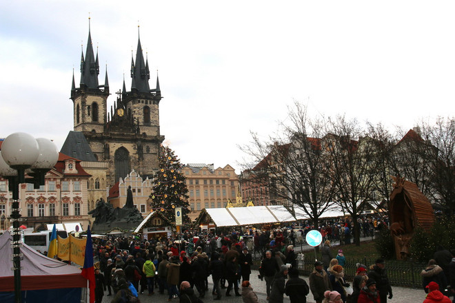Ngắm cây thông Noel Nữ hoàng tại chợ Giáng Sinh ở trung tâm Prague ảnh 1