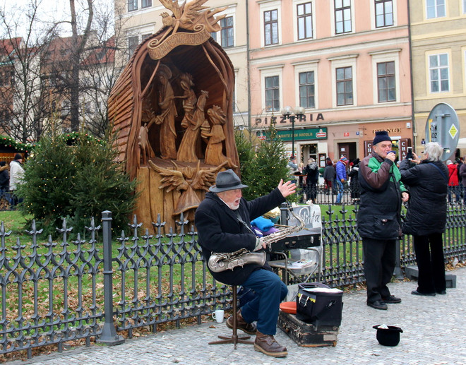 Ngắm cây thông Noel Nữ hoàng tại chợ Giáng Sinh ở trung tâm Prague ảnh 3