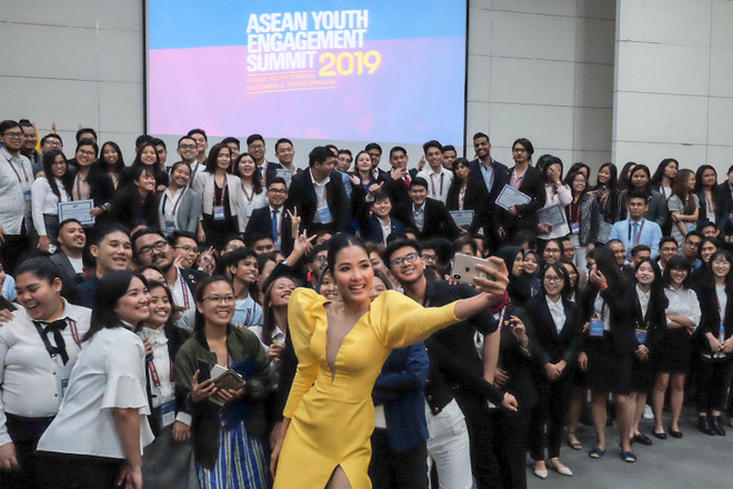 Á hậu Hoàng Thùy lần đầu diễn thuyết bằng tiếng Anh trước 400 người ảnh 1