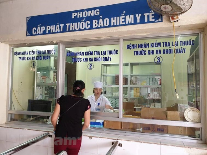 Bệnh nhân khám chữa bệnh lấy thuốc từ bảo hiểm y tế. (Ảnh: PV/Vietnam+) Phát triển kinh tế và bảo đảm an sinh xã hội: Hướng tới sự hài hòa ảnh 2