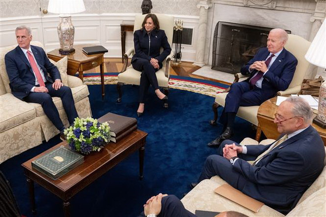 Tổng thống Mỹ Joe Biden (thứ 2, phải) trong cuộc họp với lãnh đạo lưỡng đảng tại Quốc hội về trần nợ công ngày 16/5/2023. (Ảnh: AFP/TTXVN) Tổng thống Joe Biden khẳng định Mỹ sẽ tránh được nguy cơ vỡ nợ ảnh 1