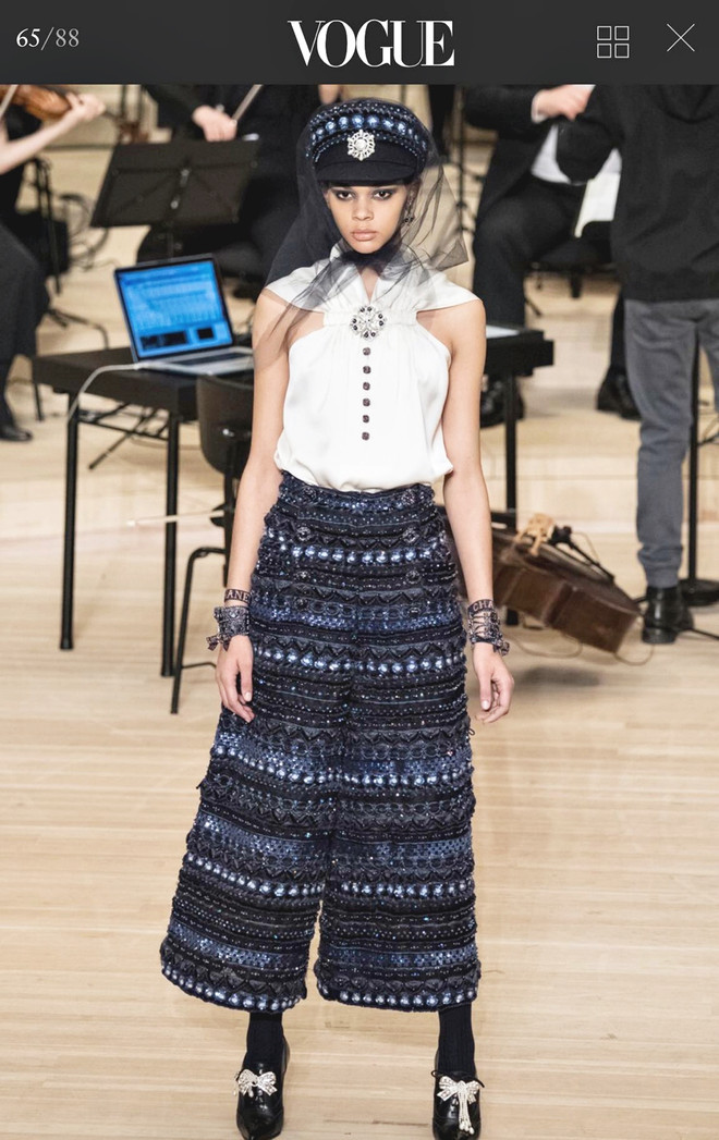 Người mẫu Việt tự tin sải bước trong show diễn của Chanel ảnh 6