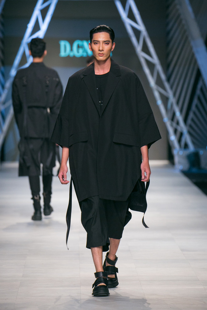 Bộ sưu tập từng được trình diễn ở London Fashion Week 2017 vừa qua. (Ảnh: BTC) Các nhà thiết kế quốc tế khuấy động sàn thời trang Việt cuối năm ảnh 4
