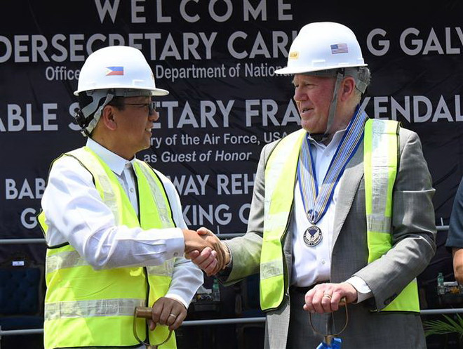 Bộ trưởng Không quân Mỹ Frank Kendall (phải) và Bộ trưởng Quốc phòng Philippines Carlito Galvez chủ trì lễ khởi công dự án cải tạo đường băng của căn cứ không quân Basa, thuộc tỉnh Pampanga, Philippines ngày 20/3. (Ảnh: AFP/TTXVN) Mỹ và Philippines thông báo đối thoại an ninh quốc phòng 2+2 ảnh 1