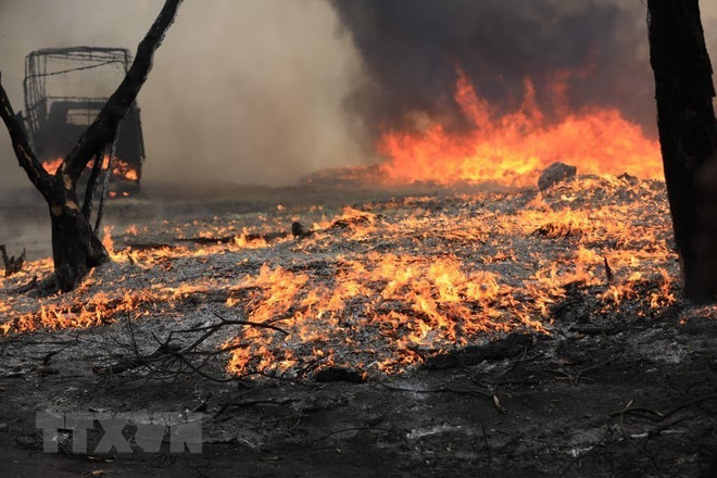 Hà Nội: Dập tắt đám cháy tại bãi phế liệu ở khu vực ngoài đê sông Hồng ảnh 1