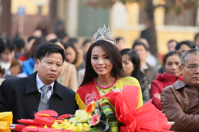 Hoa hậu Kỳ Duyên ấm áp trong vòng tay thầy trò trường cũ ảnh 2