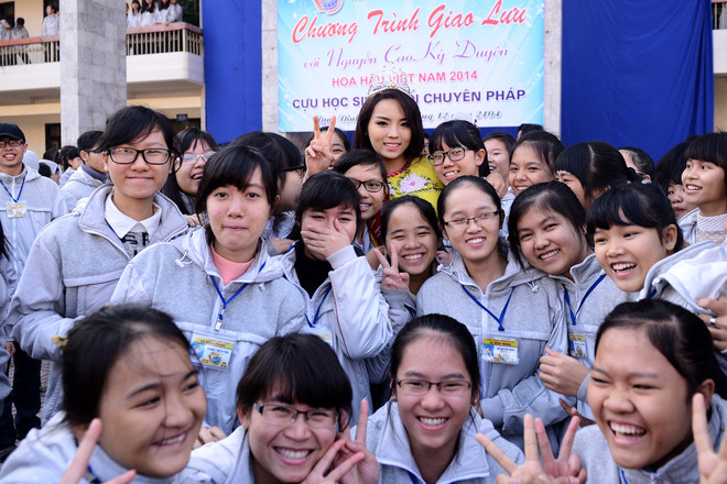 Hoa hậu Kỳ Duyên ấm áp trong vòng tay thầy trò trường cũ ảnh 9