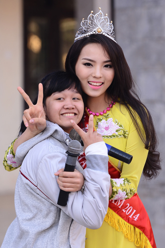 Hoa hậu Kỳ Duyên ấm áp trong vòng tay thầy trò trường cũ ảnh 6