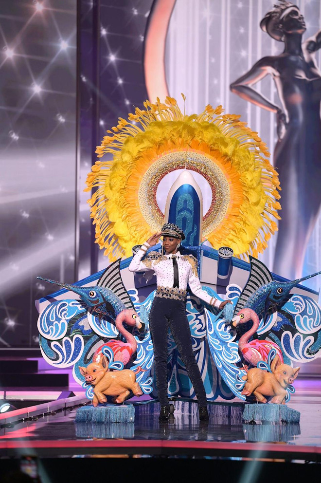 ‘Bánh Mỳ’ lọt top 10 trang phục dân tộc ấn tượng nhất Miss Universe ảnh 1