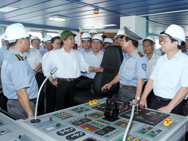 Thủ tướng Nguyễn Tấn Dũng thị sát tàu kiểm ngư cỡ lớn ảnh 1