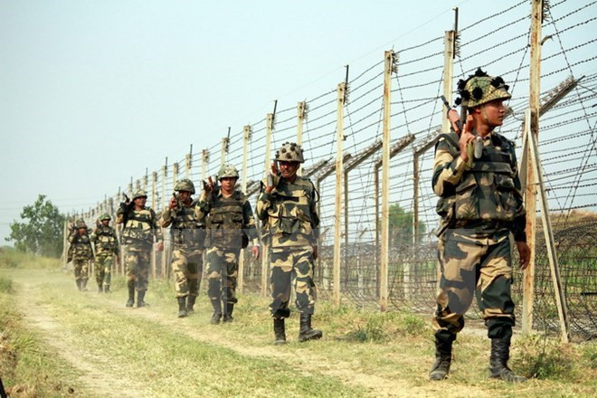Lực lượng biên phòng Ấn Độ tuần tra tại khu vực biên giới Ấn Độ-Pakistan ở Budwar. (Nguồn: EPA/TTXVN) Chính phủ Ấn Độ nêu điều kiện để "sẵn sàng đàm phán" với Pakistan ảnh 1
