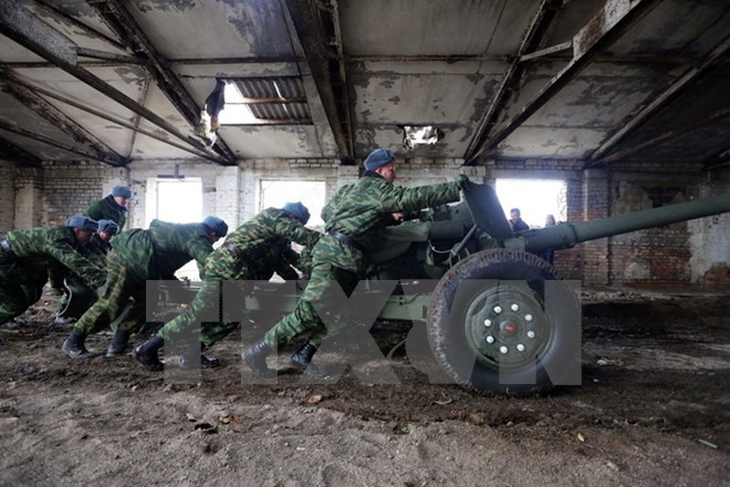 Lực lượng ly khai chuyển súng chống tăng MT-12 Rapira 100-mm vào nhà kho ở Zelene, vùng Donetsk hồi năm 2010. (Nguồn: AFP/TTXVN Lực lượng ly khai Ukraine nhất trí ngừng bắn không thời hạn ảnh 1