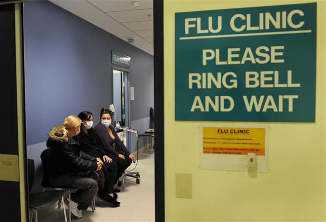 Bệnh nhân nhiễm cúm chờ khám bệnh tại bệnh viện Austin ở Melbourne, Australia. (Ảnh: AFP/TTXVN) Australia cảnh báo về tình trạng dịch cúm lây lan bất thường ảnh 1