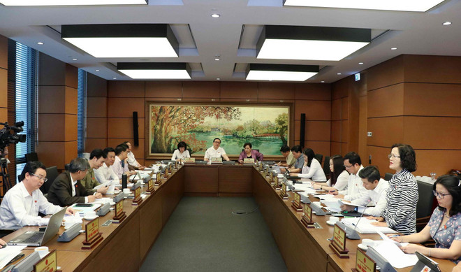 Đoàn đại biểu Quốc hội thành phố Hà Nội thảo luận tại tổ. (Ảnh: Văn Điệp/TTXVN) Đại biểu Quốc hội đề nghị kiểm toán việc điều hành giá điện ảnh 1