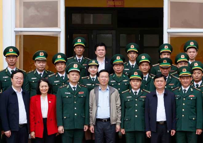 Chủ tịch nước Võ Văn Thưởng với cán bộ, chiến sỹ Đồn Biên phòng Cửa khẩu Thanh Thủy. (Ảnh: Thống Nhất/TTXVN) ttxvn-chu-tich-nuoc-tham-don-bien-phong-2-8170.jpg