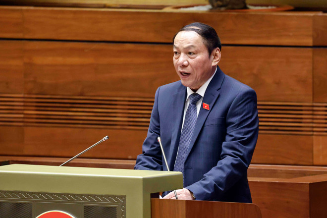 Bộ trưởng Bộ Văn hóa, Thể thao và Du lịch Nguyễn Văn Hùng thừa ủy quyền của Thủ tướng Chính phủ trình bày Tờ trình về dự thảo Luật Di sản văn hóa (sửa đổi). (Ảnh: TTXVN) vna_potal_ky_hop_thu_7_quoc_hoi_khoa_xv_nghe_trinh_bay_ve_luat_sua_doi_bo_sung_mot_so_dieu_cua_luat_duoc_va_luat_di_san_van_hoa_sua_doi_7436731.jpg