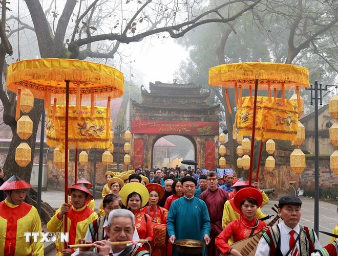 Thả cá chép tiễn ông Công, ông Táo là một nét văn hóa truyền thống được người dân Việt lưu giữ qua bao đời nay. (Ảnh: Nhật Anh/TTXVN) z5550873542555_c83a7ec26a4638dd4fe2dd476e776cd1.jpg