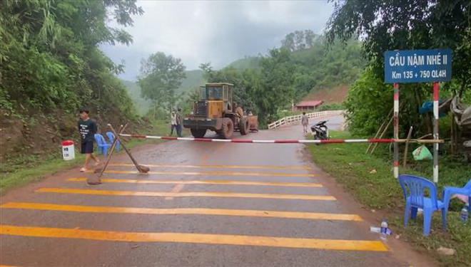 Điện Biên: Tạm dừng thông xe qua cầu Nậm Nhé II trên Quốc lộ 4H ảnh 1