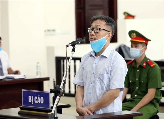 Bị cáo Đinh Văn Dũng (cựu Tổng Giám đốc Công ty Bình Hà) khai báo tại phiên tòa. (Ảnh: Phạm Kiên/TTXVN) Xét xử phúc thẩm vụ án tại BIDV: Y án sơ thẩm đối với 3 bị cáo ảnh 1