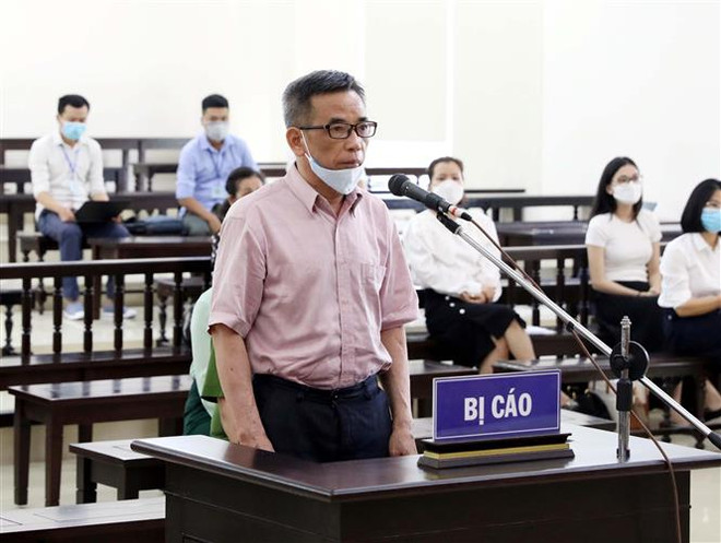 Bị cáo Đoàn Hồng Dũng (cựu Giám đốc Công ty Trung Dũng) khai báo tại phiên tòa. (Ảnh: Phạm Kiên/TTXVN) Xét xử phúc thẩm vụ án tại BIDV: Y án sơ thẩm đối với 3 bị cáo ảnh 2
