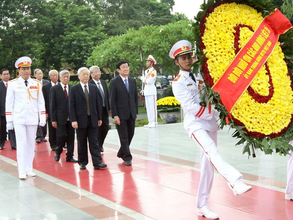 Lãnh đạo Đảng, Nhà nước tưởng niệm các anh hùng liệt sỹ ảnh 1