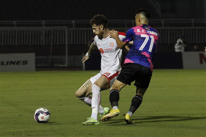Pha tranh bóng giữa cầu thủ hai đội. (Ảnh: Thanh Vũ/TTXVN) Chia điểm với Viettel, Sài Gòn FC vẫn đứng cuối bảng xếp hạng ảnh 1