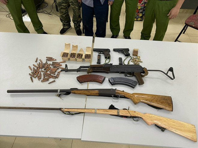 Bắt đối tượng truy nã đặc biệt nguy hiểm, thu giữ nhiều súng đạn ảnh 1